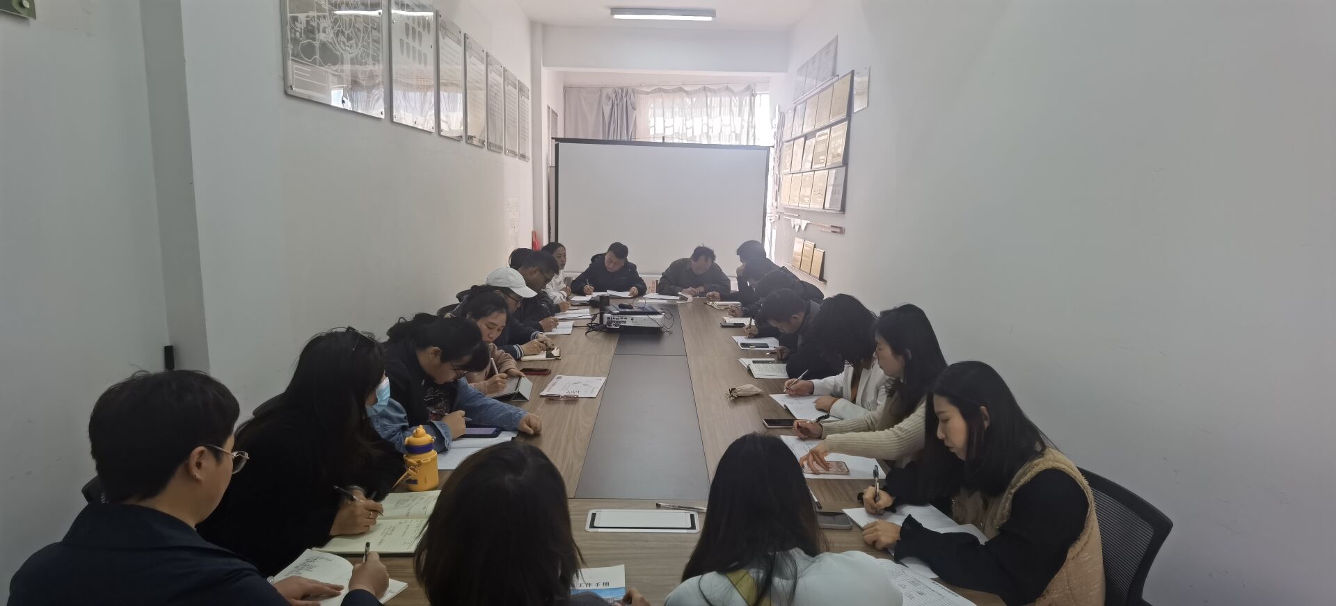 新学期工作会议.jpg 新学期工作会议.jpg